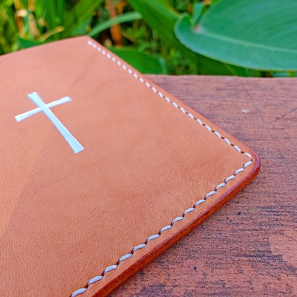 Close-up of the hand-stitched leather card holder 2